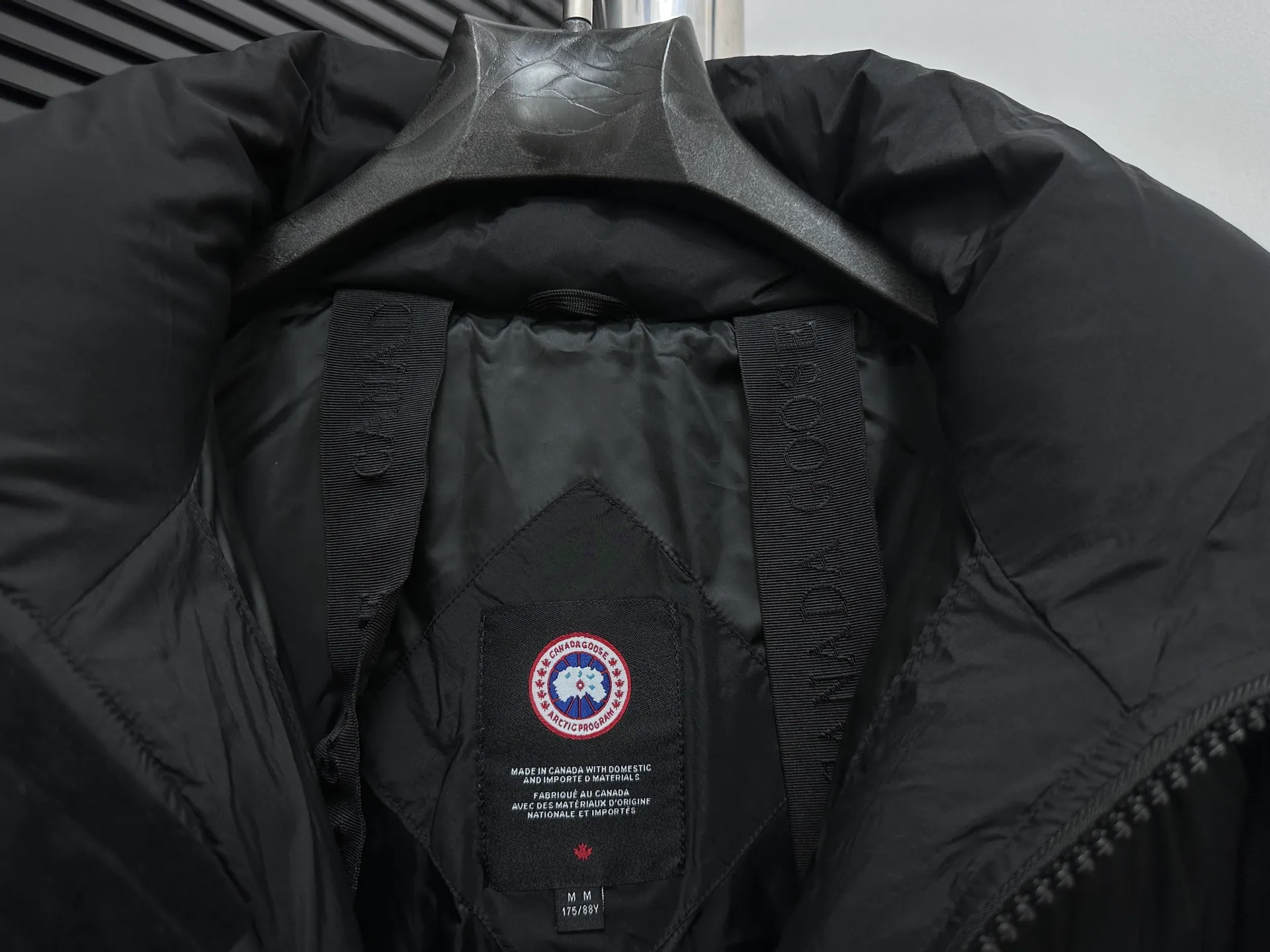 P840 【Canada gooes】Large Goose Sleeve Stand Collar Down Jacket Lawrence down jacket provides basic protection for daily adventures. Delicately soft fabric, this is a water-repellent fabric that is soft to the touch yet durable. Filled with extremely fluffy white duck down. This piece has a quilted body and structured down. Padded collar and reflective double-stripe grip tape. Extended hem and tucked-in inner rib-knit cuffs. Size: XS-2XL